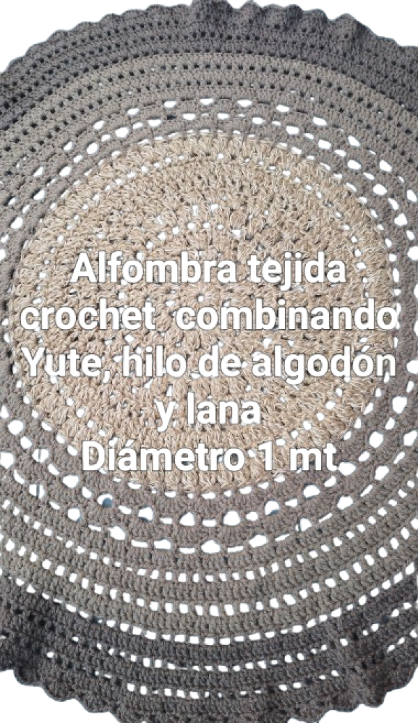 Alfombra tejida crochet en combinación de hilados