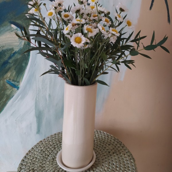 florero de cerámica con platito