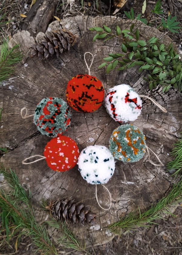 Box Set de esferas pompones adornos navideños x 6 - 6 cm.
