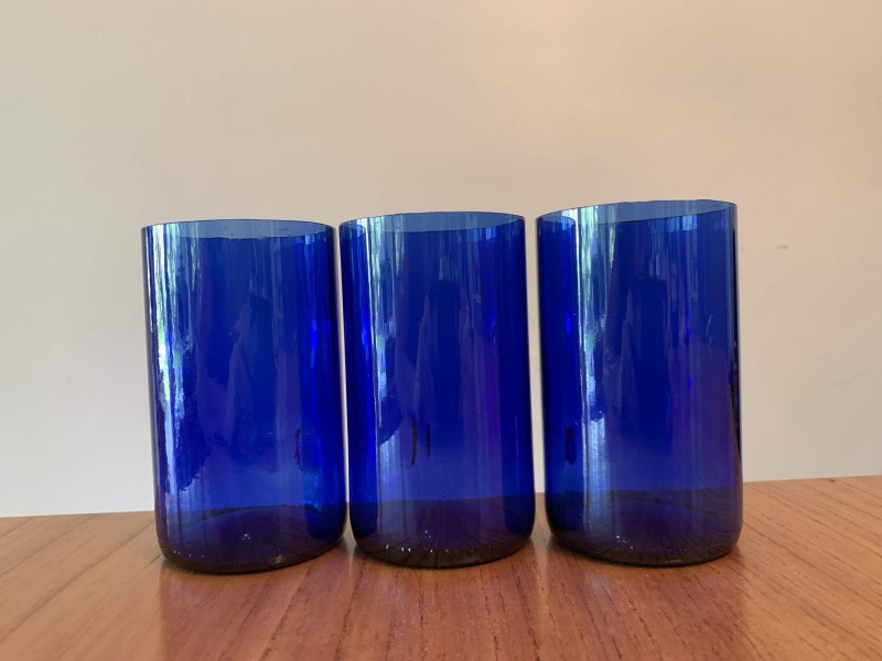 Vasos de vidrio azules