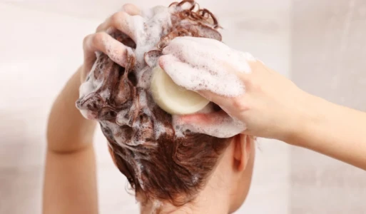 ¿Por qué deberíamos empezar a usar shampoo sólido? ¿Cuáles son sus beneficios y cómo se usa?