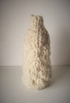 Botella tejida con lana sin hilar