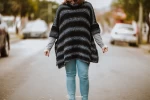 PONCHO NEGRO Y GRIS