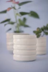 Maceta Líneas bajo relieve