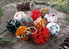 Box Set de esferas pompones adornos navideños x 10 - 4 cm.
